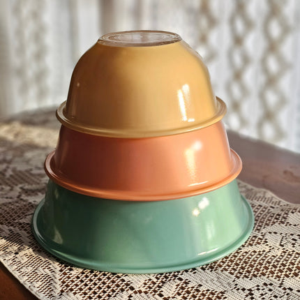 Vintage Set of 3 Glass Pyrex Pastel Clear Bottom Nesting Mixing Bowls