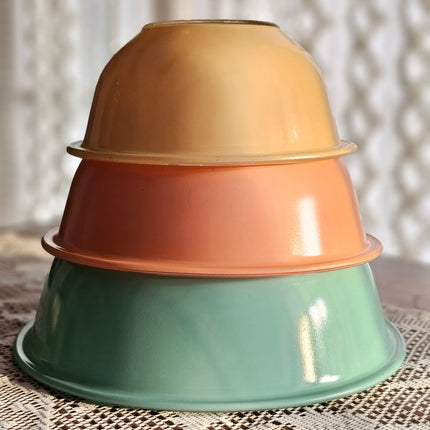 Vintage Set of 3 Glass Pyrex Pastel Clear Bottom Nesting Mixing Bowls