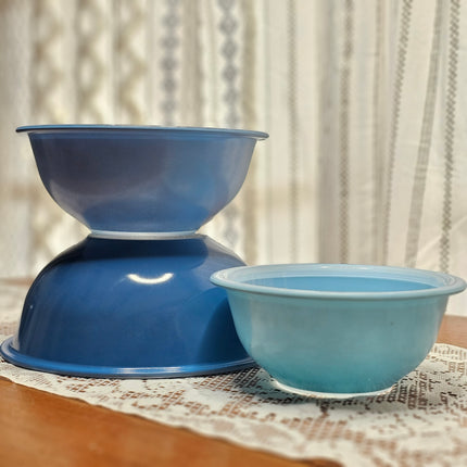 Vintage Set of 3 Glass Pyrex Moody Blues Clear Bottom Nesting Mixing Bowls